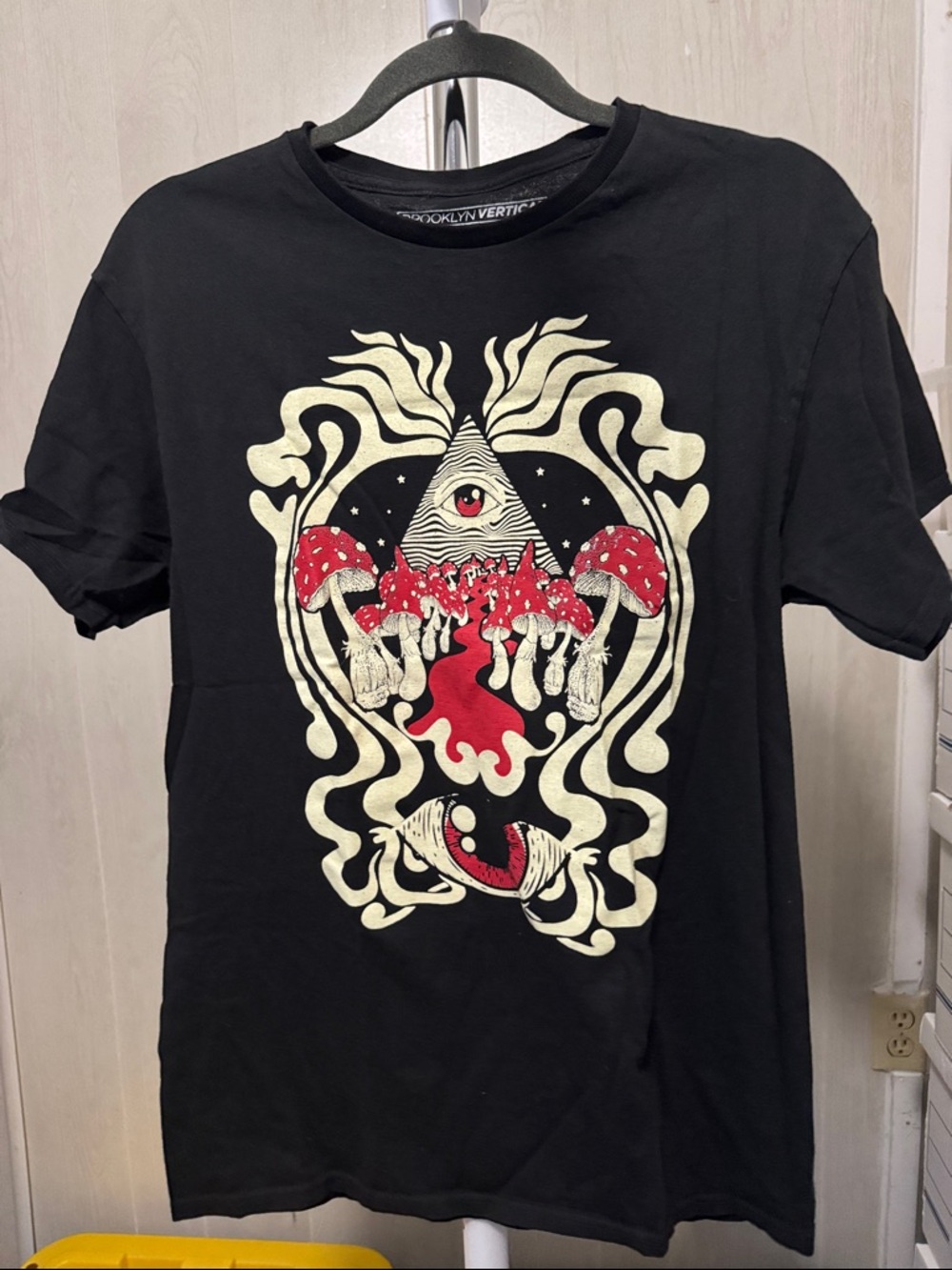 ⭐️3/$20 bundle⭐️Black Short-Sleeve Graphic Tee Mushroom Motif Hot Topic